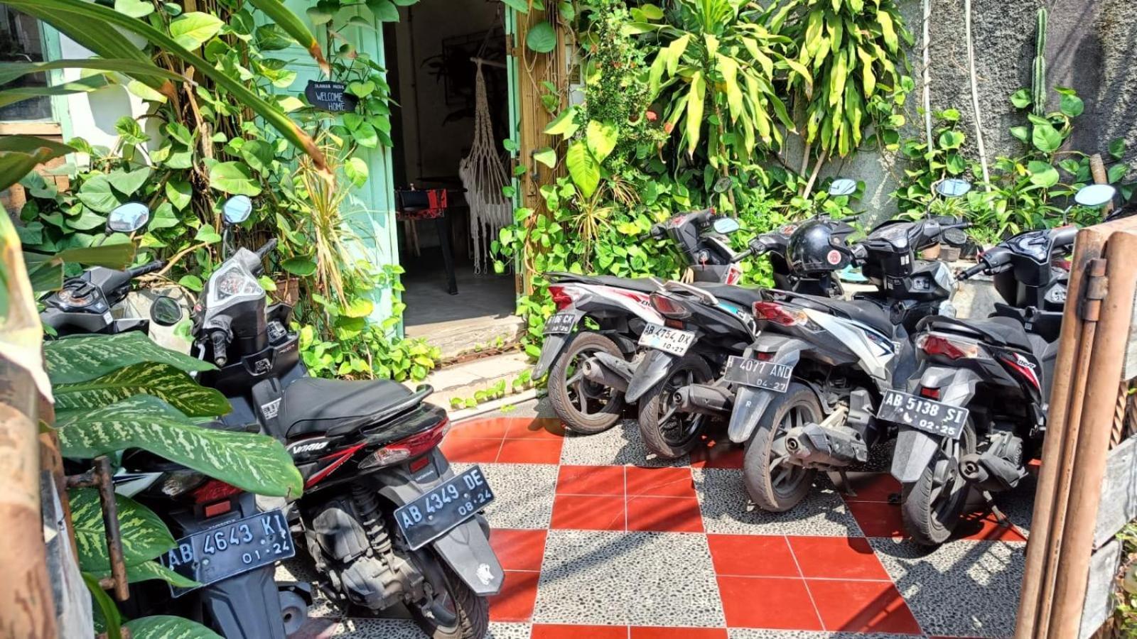 Sante Commune Hostel ジョグジャカルタ エクステリア 写真