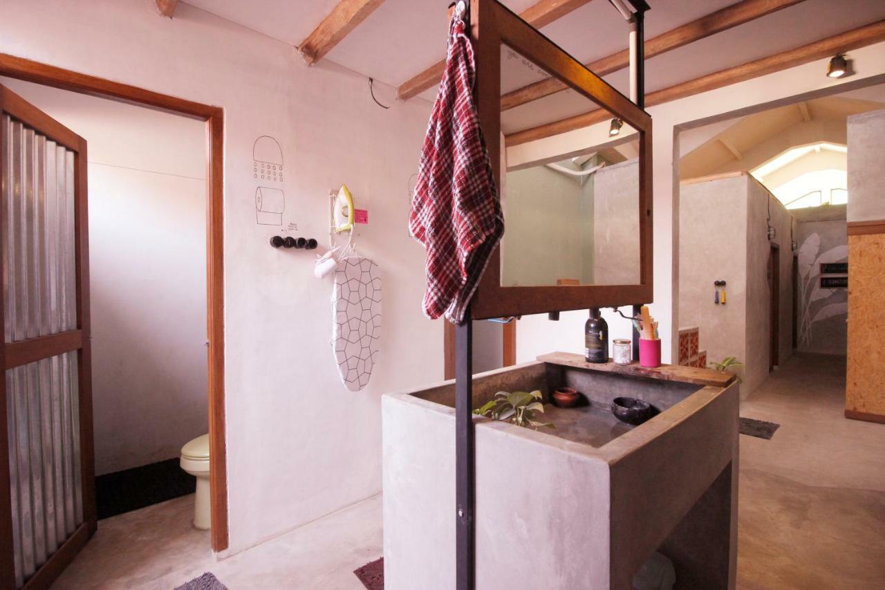 Sante Commune Hostel ジョグジャカルタ エクステリア 写真
