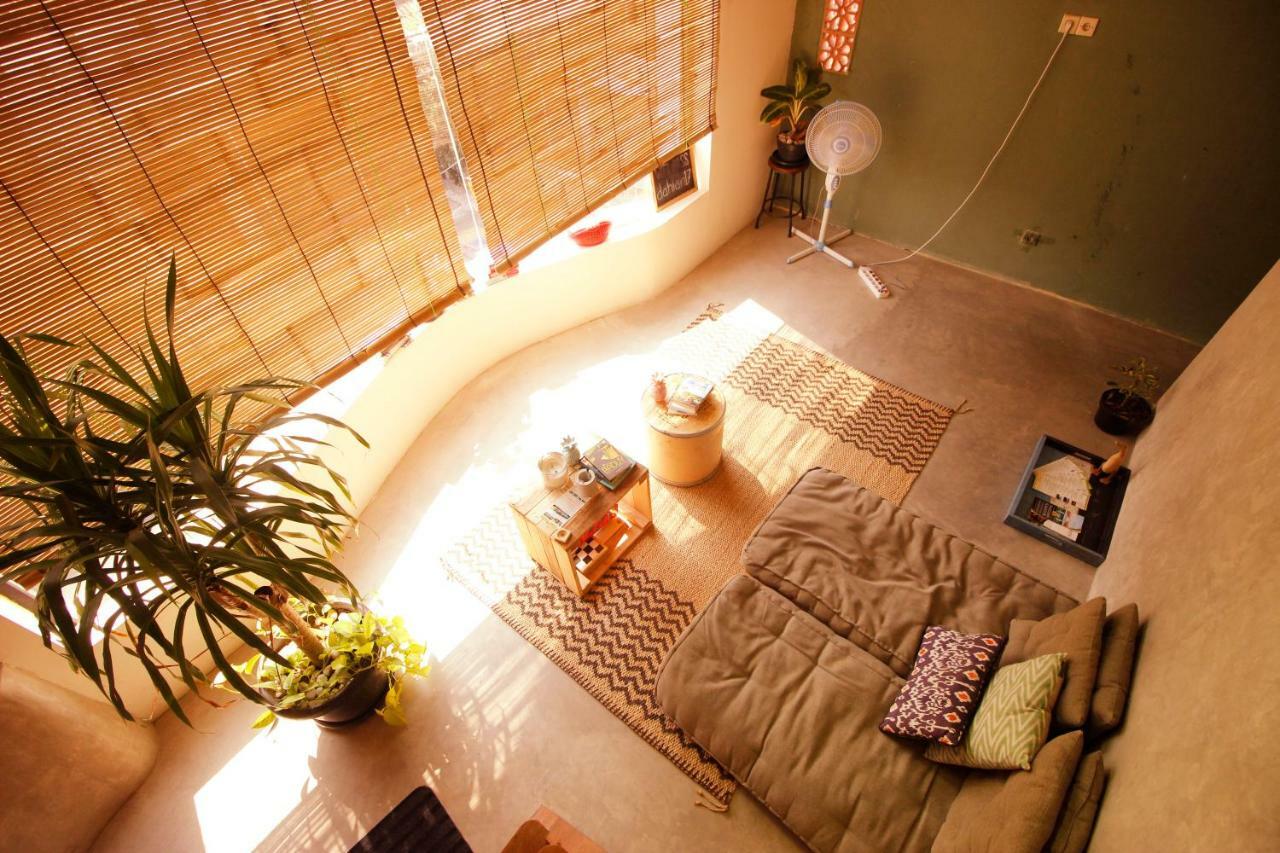 Sante Commune Hostel ジョグジャカルタ エクステリア 写真